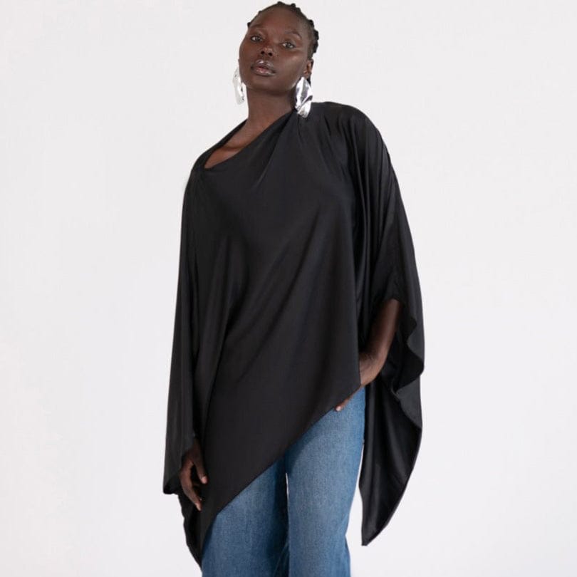 woman-wearing-pitch-black-zaya-top-minimalist-executive-wardrobe